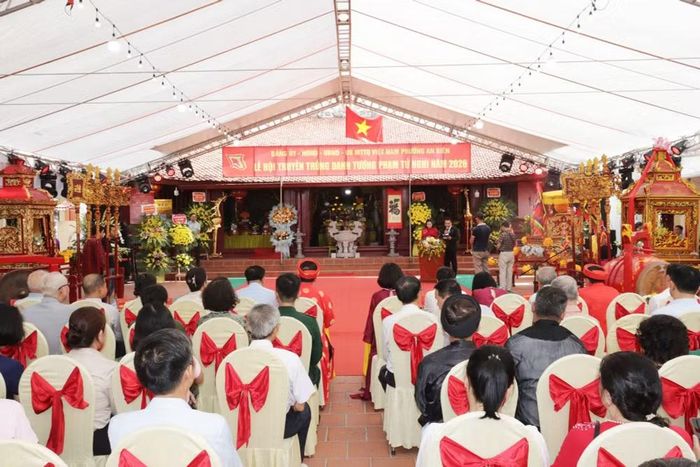 Lễ hội hằng năm được tổ chức để Nhân dân tưởng nhớ, tri ân công đức của Đức Thánh Niệm - Phạm Tử Nghi, vị danh tướng tài ba của triều Mạc thế kỷ XVI, người con ưu tú của làng Vĩnh Niệm xưa - nay là phường An Biên, thành phố Hải Phòng. (Ảnh CTTĐTHP)