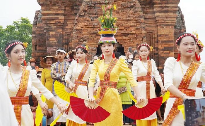 Khánh Hòa có nhiều lợi thế về du lịch văn hoá để thu hút khách quốc tế. ẢNH: TN