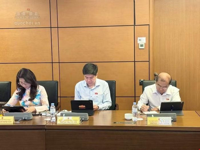Các đại biểu thảo luận tại tổ. Ảnh: QH