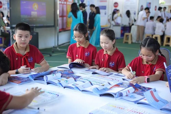 Nhà trường cũng tổ chức các chương trình ngoại khóa, tập huấn với chuyên gia và cơ quan chức năng. Những hoạt động tiêu biểu gồm Cyber Day ngày 10/10/2025, Cyber Peace ngày 15/11/2025 và Cyber CARE Summit 2026. Trong tháng 11, trường dự kiến tổ chức chuỗi chuyên đề trao đổi trực tiếp với Học viện Cảnh sát nhân dân. Ảnh: Wellspring Hanoi