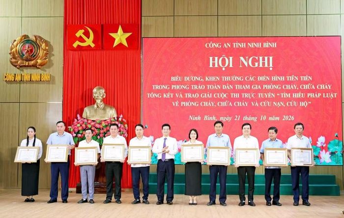 Ông Trần Anh Dũng, Phó Chủ tịch UBND tỉnh, Trưởng Ban Chỉ đạo PCCC và CNCH tỉnh trao Bằng khen của Chủ tịch UBND tỉnh cho các tập thể, cá nhân có thành tích xuất sắc trong phong trào “Toàn dân tham gia PCCC, CNCH”. Ảnh: Công an Ninh Bình