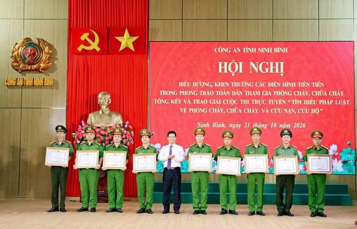 Ông Trần Anh Dũng, Phó Chủ tịch UBND tỉnh, Trưởng Ban Chỉ đạo PCCC và CNCH tỉnh trao Bằng khen của Chủ tịch UBND tỉnh cho các tập thể, cá nhân có thành tích xuất sắc trong phong trào “Toàn dân tham gia PCCC, CNCH”. Ảnh: Công an Ninh Bình