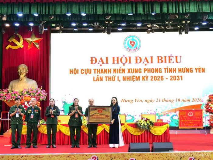 Bà Ngô Thị Kim Hoàn - Phó Chủ tịch Thường trực Ủy ban Mặt trận Tổ quốc Việt Nam tỉnh Hưng Yên tặng Bảng vàng cho Hội Cựu Thanh niên xung phong tỉnh Hưng Yên.
