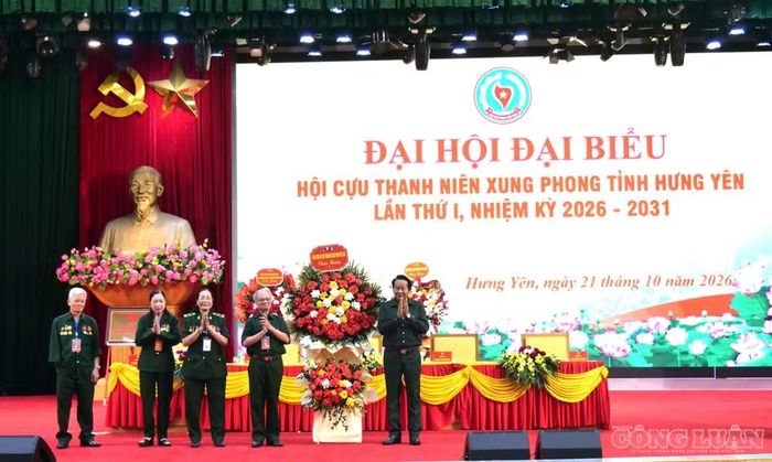 Anh hùng Lao động Thân Đức Nam tặng hoa chúc mừng đại hội.