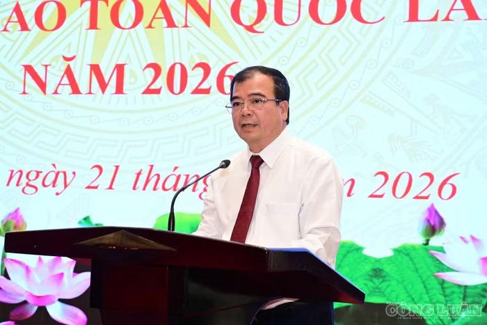 Phó Chủ tịch UBND thành phố Nguyễn Minh Hùng phát biểu tại lễ xuất quân.