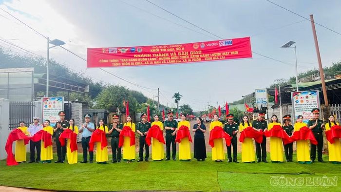 Lễ bàn giao công trình "Sao sáng buôn làng" tại xã biên giới