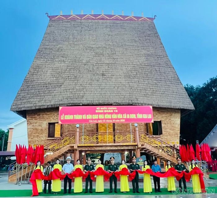 Các đại biểu cắt băng khánh thành nhà rông văn hoá xã Ia Dom