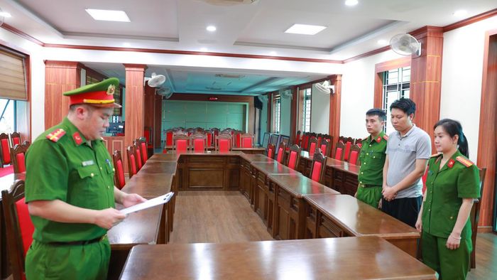 Công an tỉnh Lào Cai vừa thi hành lệnh bắt tạm giam đối với Lê Thanh Hiển (kế toán) và Đỗ Kim Chung (thủ quỹ) của Công ty Hoàng Nam.(Ảnh: Tuấn Hải)