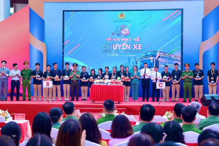 Các bạn học sinh Trường THPT Đa Phúc tham gia các hoạt động của chương trình (Ảnh: CATP)