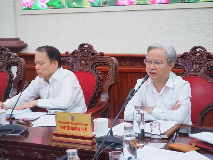 Đồng chí Nguyễn Quang Thái, Phó Bí thư chuyên trách Đảng uỷ Bộ Tư pháp phát biểu tại buổi làm việc.