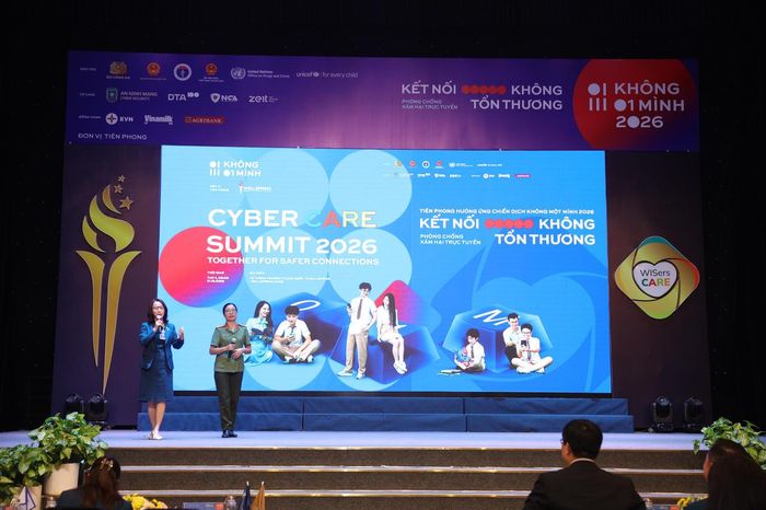 TS. Bùi Thị Liên, Chuyên gia Tâm lý học Tội phạm, Học viện An ninh Nhân dân và cô giáo Nguyễn Ngọc Thiên Trinh, Phó Giám đốc Trung tâm Đào tạo tài năng Trường Phổ thông Liên cấp Song ngữ Quốc tế Wellspring Hanoi - chủ trì tập huấn ToT.