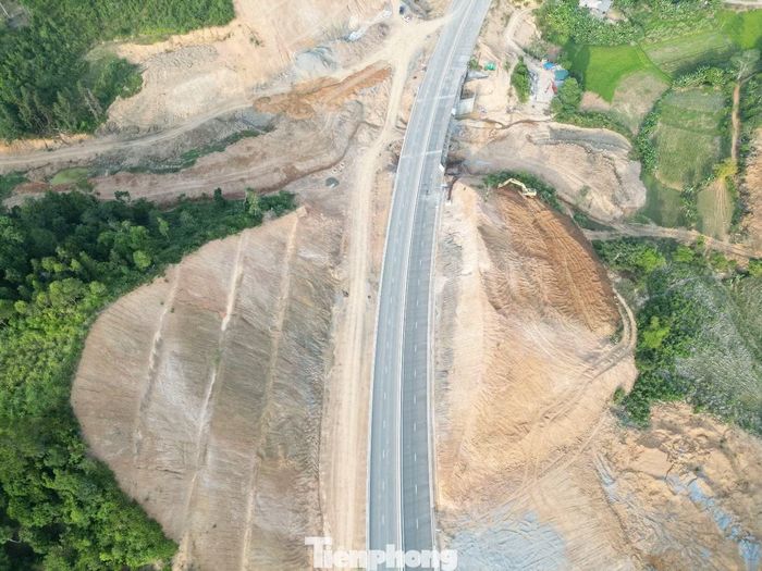 Để mở rộng được hơn 7,8 ha mặt bằng làm nút giao kép, doanh nghiệp dự án phải đào, san phẳng nhiều quả đồi.