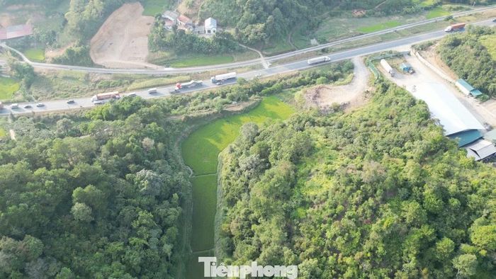 Đoạn mặt bằng sẽ xây dựng nút giao với QL1A cũng đang được giải tỏa và thi công