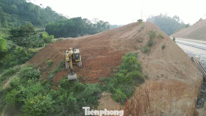 Thậm chí do không có đường lên, nhiều máy xúc đã được các nhà thầu cẩu lên đỉnh đồi để san đào từ trên xuống.