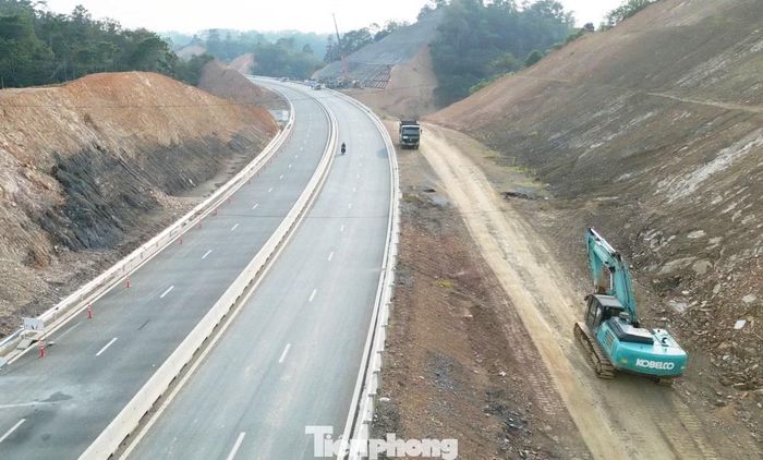  Đề cập đến thực trạng thi công nút giao IC4 với PV Tiền Phong, ông Hà Duy Thường - đại diện nhà thầu LIZEN - cho biết hiện nút giao đang thi công tổng thể. Với tuyến đường chính (gói thầu 02) vẫn đảm bảo kế hoạch thông xe vào 31/12 năm nay, với những phần mặt bằng còn vướng, hiện đang được chính quyền địa phương cam kết hoàn thành trước 31/10. "Từ sau thời gian hoàn thành mặt bằng là 31/10, nút giao IC4 sẽ được huy động máy móc thi công tổng thể, hoàn thành đúng tiến độ" - ông Thường nói. 