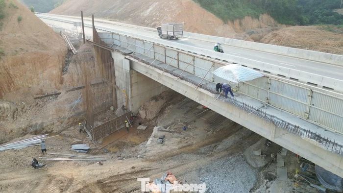Tuy không vướng nhiều nhà dân, nhưng mặt bằng thực hiện nút giao chủ yếu là đồi núi, hiểm trở nên nút giao đang được thi công theo hướng mặt bằng giải phóng đến đâu, nhà thầu huy động máy móc, công nhân thi công luôn đến đấy.