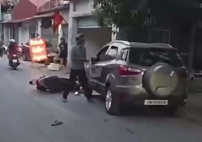 Hình ảnh hung thủ tấn công tài xế ô tô thời điểm gây án