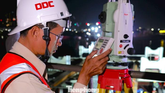 Việc xoay ngang sà lan để di chuyển vào vị trí lắp đặt được tính toán tỉ mỉ. Ảnh: Hữu Huy