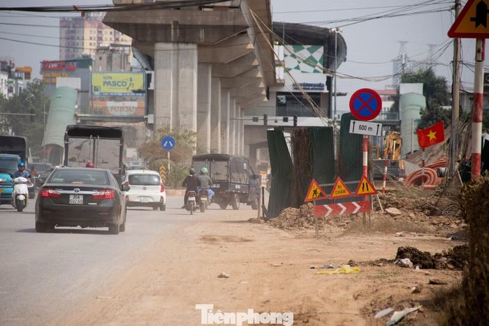 Tại khu vực Yên Nghĩa, hoạt động thi công và mật độ phương tiện cao làm phát sinh lượng bụi lớn, ảnh hưởng đến tầm nhìn của người tham gia giao thông và khu vực dân cư lân cận.