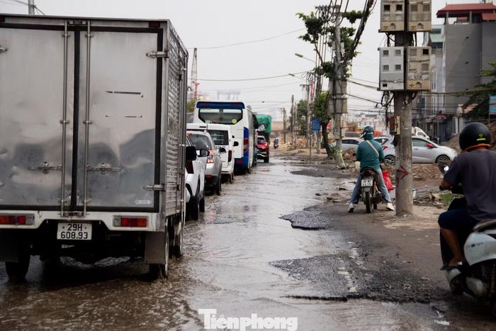 Lưu thông qua khu vực dự án gặp nhiều trở ngại do mặt đường bị thu hẹp bởi các mũi thi công. Cùng với đó, hệ thống thoát nước chưa đồng bộ gây ngập úng cục bộ mỗi khi mưa lớn, kết hợp với nền đường xuống cấp khiến áp lực phương tiện gia tăng, thường xuyên dẫn đến ùn ứ kéo dài.