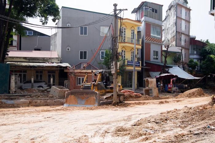 Hiện, các mũi thi công tập trung hoàn thiện hệ thống cống thu gom nước thải, đắp nền đường và xây dựng hạ tầng kỹ thuật. Tại một số vị trí, nền đường đã dần thành hình, đang được lu lèn để chuẩn bị cho các công đoạn tiếp theo.