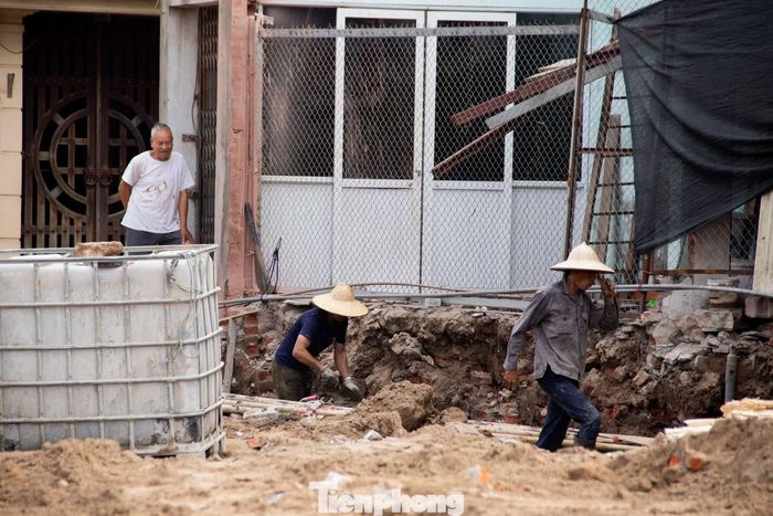 Các đơn vị đang tập trung xử lý vướng mắc và đẩy mạnh thi công hệ thống hạ ngầm cáp kỹ thuật dọc tuyến. Tuy nhiên, hoạt động đào bới sát trước cửa nhà dân khiến lối tiếp cận tuyến đường chính bị cản trở, ảnh hưởng trực tiếp đến việc đi lại và đời sống của các hộ gia đình trong phạm vi công trường.