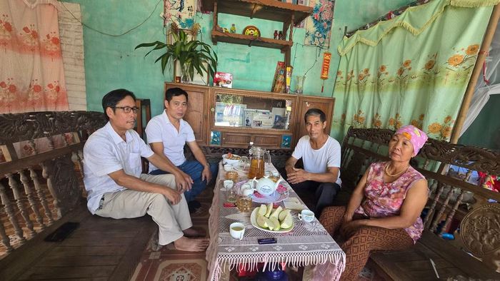 Đồng đội đến thăm, chia sẻ cùng với gia đình ông Nguyễn Văn Sơn