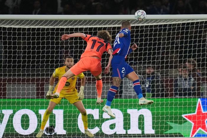  Lucas Hernandez (bên phải) bật cao đánh đầu tung lưới Barcelona. 