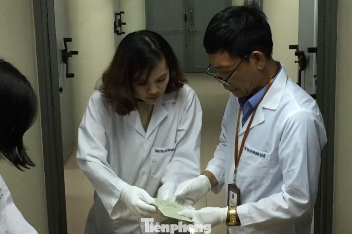 Ông Dược trong chuyến hành trình đi tìm thông tin liệt sĩ Lê Thị Bạch Cát.