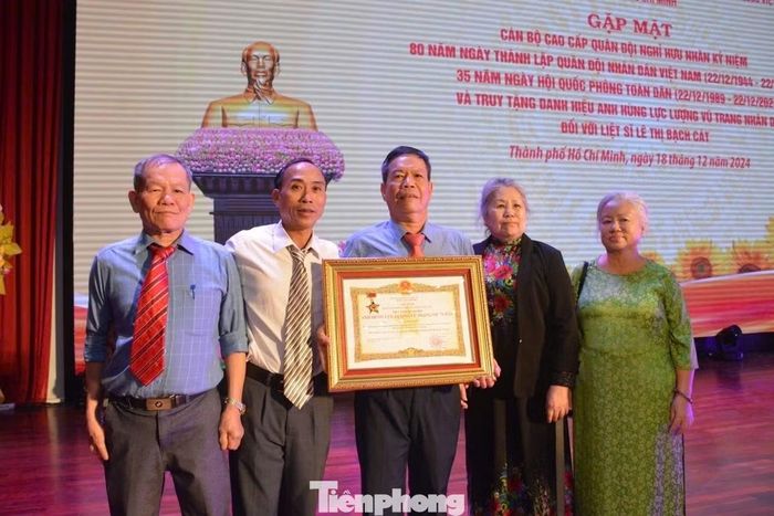 Thân nhân liệt sĩ Lê Thị Bạch Cát đón nhận danh hiệu Anh hùng LLVTND truy tặng bà.