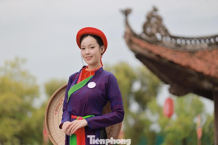 Hành trình Hoa hậu Việt Nam 2026 đưa Yến Trang đến với nhiều địa điểm và hoạt động mang đậm dấu ấn văn hóa. Từ việc tìm hiểu trang phục truyền thống đến khám phá những nét đặc trưng của từng vùng miền, nữ sinh Hà Nội có thêm góc nhìn mới về văn hóa dân tộc, đồng thời tích lũy những trải nghiệm ngoài giảng đường.