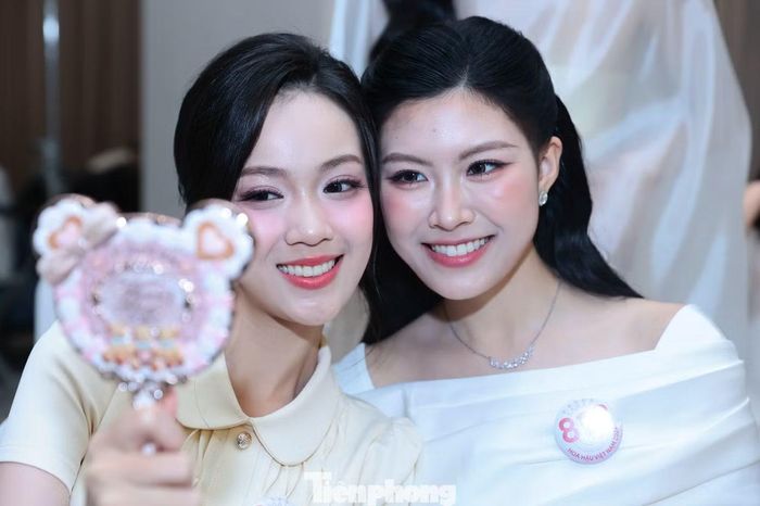 Tại Hoa hậu Việt Nam 2026, Nguyễn Yến Trang có cơ hội gặp gỡ nhiều thí sinh đến từ các tỉnh, thành trên cả nước. Qua những buổi tập luyện và hoạt động chung, cô không chỉ học hỏi kinh nghiệm từ bạn bè đồng trang lứa mà còn có thêm tình bạn đáng quý, cùng nhau lưu giữ kỷ niệm trong quãng thời gian đặc biệt.