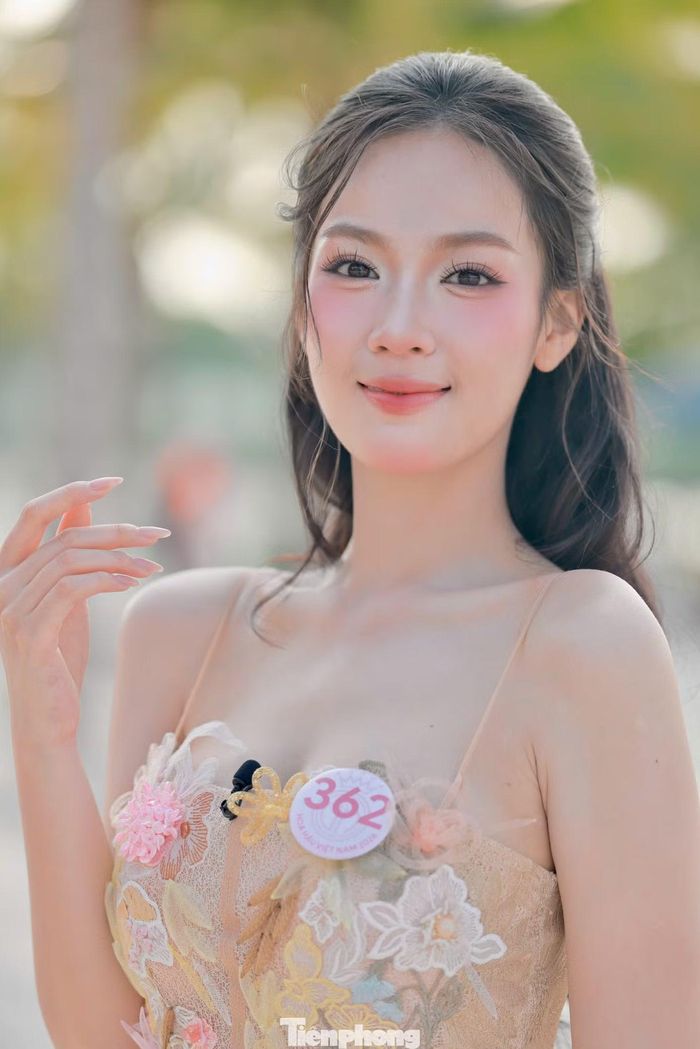 Sinh năm 2006, đến từ Hà Nội, Nguyễn Yến Trang là một trong 25 thí sinh bước vào vòng chung kết Hoa hậu Việt Nam 2026. Cô cao 1,71 m, số đo ba vòng 79-58-88 cm. Người đẹp gây chú ý với hình ảnh trẻ trung, đồng thời có định hướng học tập gắn với nghề giáo.