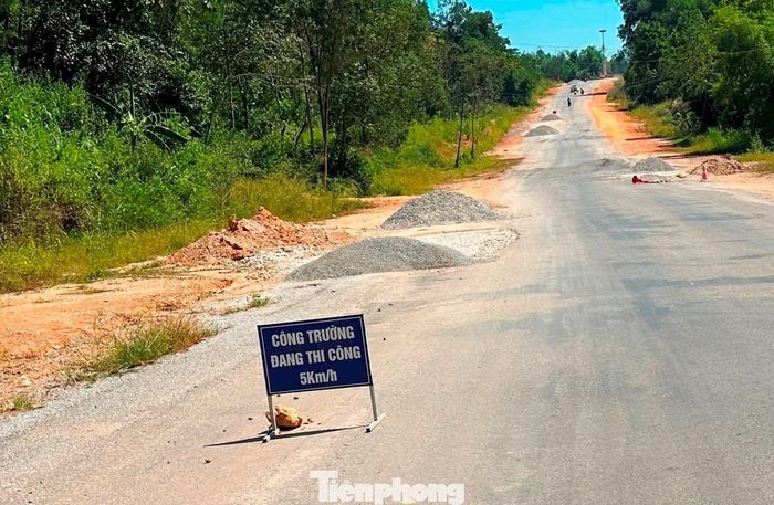 Công trường sửa chữa và vật liệu đổ ngay trên đường nhưng chỉ dựng biển báo sơ sài, không có đèn cảnh báo (đèn xoay) về đêm, gây nguy hiểm cho người, phương tiện đi lại.