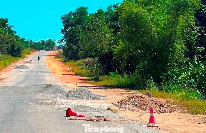 Lòng đường hẹp, không có dải phân cách, nay lại đang có các vị trí hư hỏng và công trường sửa chữa khiến mặt cắt bị thu hẹp.