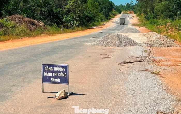 Một phần mặt đường hỏng nặng khiến nhiều đoạn đơn vị chức năng phải căng rào, dựng biển cảnh báo.