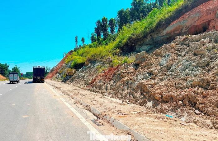 Ngoài tình trạng sạt lở mái ta luy, tuyến đường tránh trung tâm tỉnh Cao Bằng còn xảy ra tình trạng bong bật, hư hỏng mặt đường.