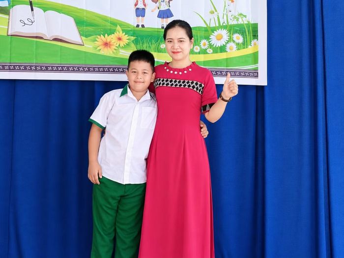 Cô giáo Bríu Thị Voi về làm giáo viên giảng dạy sau hơn 10 năm phấn đấu, được bổ nhiệm vị trí phó hiệu trưởng Ảnh: T.H