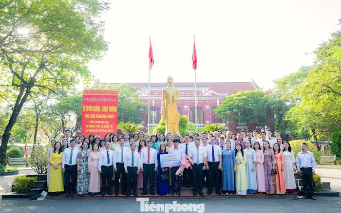 Giữa khuôn viên trường là tượng đồng Nguyễn Tất Thành, được xây dựng năm 1990 nhân kỷ niệm 100 năm ngày sinh Chủ tịch Hồ Chí Minh. Niên khóa 1908 - 1909, Người từng theo học tại đây, tham gia các hoạt động yêu nước trước khi rời Huế, tiếp tục hành trình tìm đường cứu nước. Tượng đài trở thành điểm nhấn lịch sử đặc biệt trong không gian học đường.