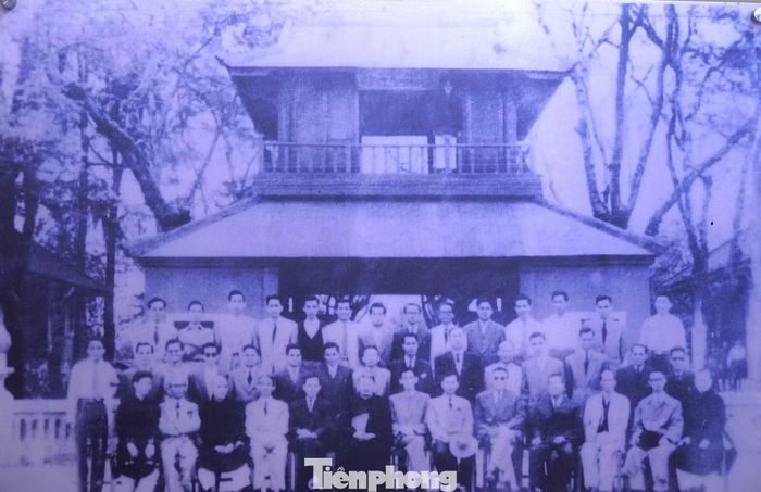 Cổng trường Quốc học Huế hơn 100 năm trước. Ảnh tư liệu