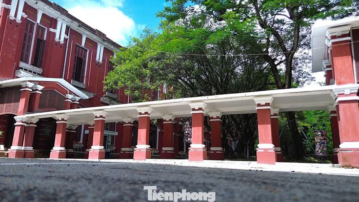  Các dãy phòng học, khối chức năng được kết nối bằng hệ thống hành lang có mái che bê tông, tạo lối đi thuận tiện giữa những khu vực trong trường. Bên cạnh các công trình mang dấu ấn kiến trúc đầu thế kỷ XX, những hạng mục phục vụ nhu cầu học tập﻿, sinh hoạt hiện nay góp phần tạo nên diện mạo đan xen giữa không gian di sản và cơ sở giáo dục hiện đại. 
