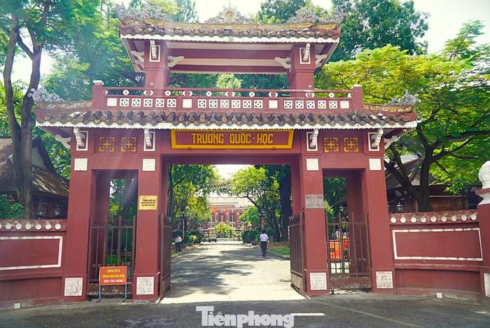 Trường mang tên ban đầu là “Pháp tự Quốc học Trường môn”, từng đổi thành Collège Quốc học, Lycée Khải Định trước khi trở lại tên Quốc học như ngày nay. Đáng chú ý, năm 2020, địa điểm trường được xếp vào hệ thống Di tích﻿ Quốc gia Đặc biệt về Chủ tịch Hồ Chí Minh tại Huế. 