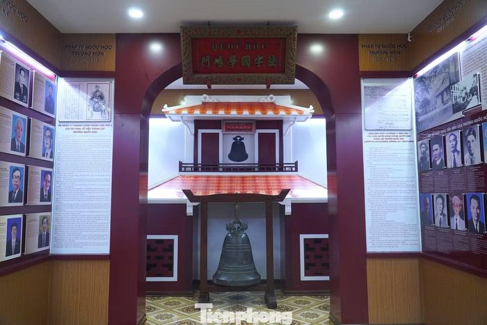  Một góc nhà truyền thống của trường còn lưu giữ quả chuông treo trên cổng trường, cùng tấm biển "Pháp tự Quốc học﻿ Trường môn". 