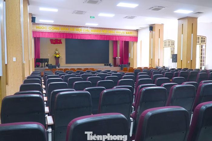  Chuẩn bị cho lễ kỷ niệm 130 năm thành lập, UBND TP. Huế đã phê duyệt dự án cải tạo, nâng cấp Trường THPT Chuyên Quốc học Huế có tổng mức đầu tư gần 16,3 tỷ đồng, khởi công tháng 9/2025. Các hạng mục gồm nhà hội trường hai tầng, nhà truyền thống﻿ và lưu niệm, nhà khách cùng hệ thống âm thanh, ánh sáng. Nhà thầu hiện hoàn tất những phần việc cuối cùng để phục vụ lễ kỷ niệm. 