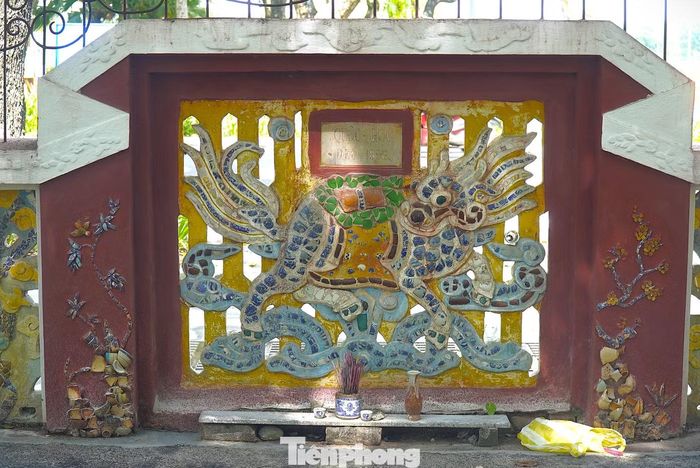 Bình phong long mã phía trước trường có gắn tấm bia đá ghi năm tháng thành lập trường.