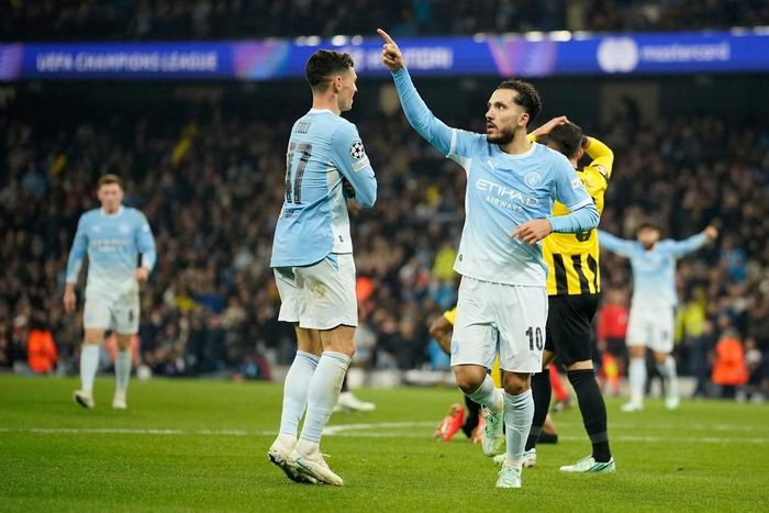  Cherki, một trong những cầu thủ chơi hay nhất của Man City, ăn mừng trong thắng lợi 5-1 trước AEK. 