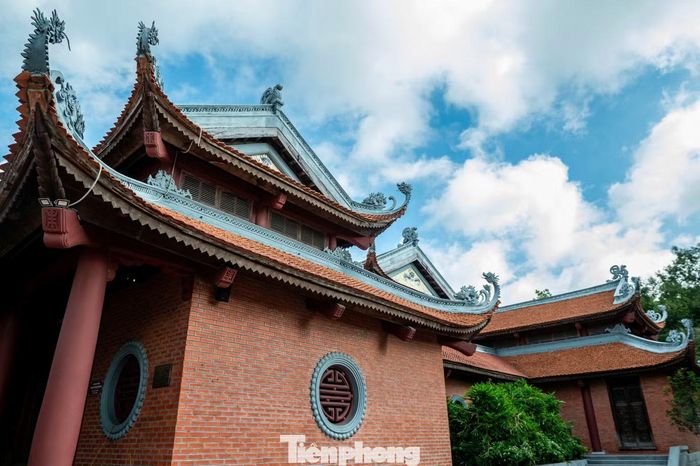 Theo ghi chép trong sách Đại Nam nhất thống chí, An Sinh (hay còn gọi là Yên Sinh) chính là quê gốc của tổ tiên nhà Trần trước khi dời đến Tức Mặc, phủ Thiên Trường. Năm 1237, sau khi lên ngôi, vua Trần Thái Tông đã ban cho anh trai mình là Trần Liễu vùng đất Ngũ Yên (bao gồm Yên Sinh, Yên Phụ, Yên Dưỡng, Yên Bang và Yên Hưng) và phong ông là An Sinh vương. Đây là bước đầu đánh dấu mối liên hệ đặc biệt giữa triều Trần với vùng đất An Sinh.