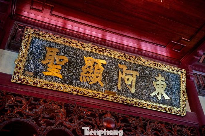 Đền An Sinh không chỉ là công trình kiến trúc đẹp mà còn là nơi lưu giữ nhiều giá trị văn hóa và tâm linh sâu sắc. Nổi bật nhất là bức hoành phi với 4 chữ được dát vàng trên nền gấm và được khảm trai: “Đông A Hiển Thánh”. Hai chữ “Đông” và chữ “A” ghép lại thành chữ Trần, mang ý nghĩa các vua Nhà Trần được suy tôn như những bậc Thánh.