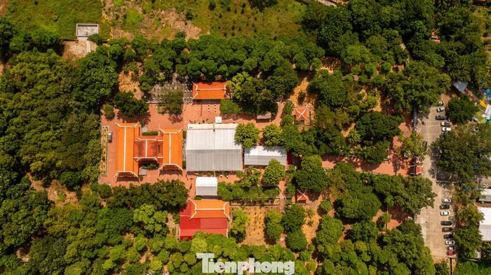 Đến năm 1997, dự án trùng tu xây dựng lại đền An Sinh trên nền đền cũ chính thức được khởi công trải rộng trên diện tích 2,5 ha, trong đó khu vực Chính điện chiếm 1.000 m2. Cấu trúc chính của đền gồm ba tòa: Tiền đường, Trung đường và Hậu cung.