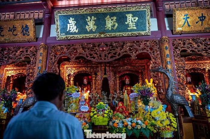 Đến thời Lê, Nguyễn, đền An Sinh thờ An Sinh vương Trần Liễu và 8 vị tiên đế triều Trần, tại đây khám, ngai và tượng thờ 8 vị vua Trần được sắp xếp theo quy tắc "tả chiêu hữu bật", lấy giữa làm chuẩn, đối xứng từ trái qua phải. Ngai thờ của vua đầu triều Trần Thái Tông được đặt cao hơn các ngai khác, thể hiện sự tôn kính đặc biệt.